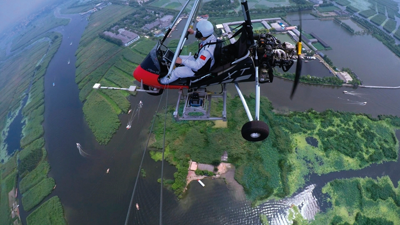測繪地理信息工作人員利用三角翼在白洋淀進行航空測繪，為雄安新區規劃、選址和建設提供保障服務