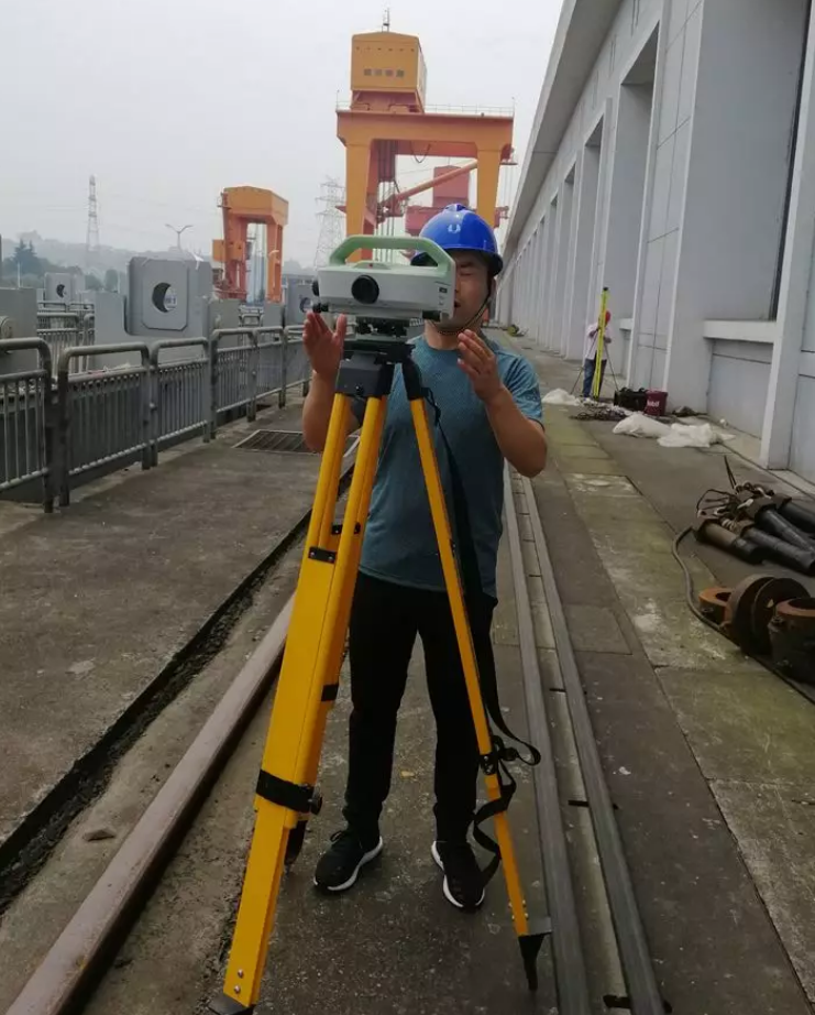 電子水準(zhǔn)儀測(cè)量現(xiàn)場(chǎng) 電子水準(zhǔn)儀測(cè)量現(xiàn)場(chǎng)